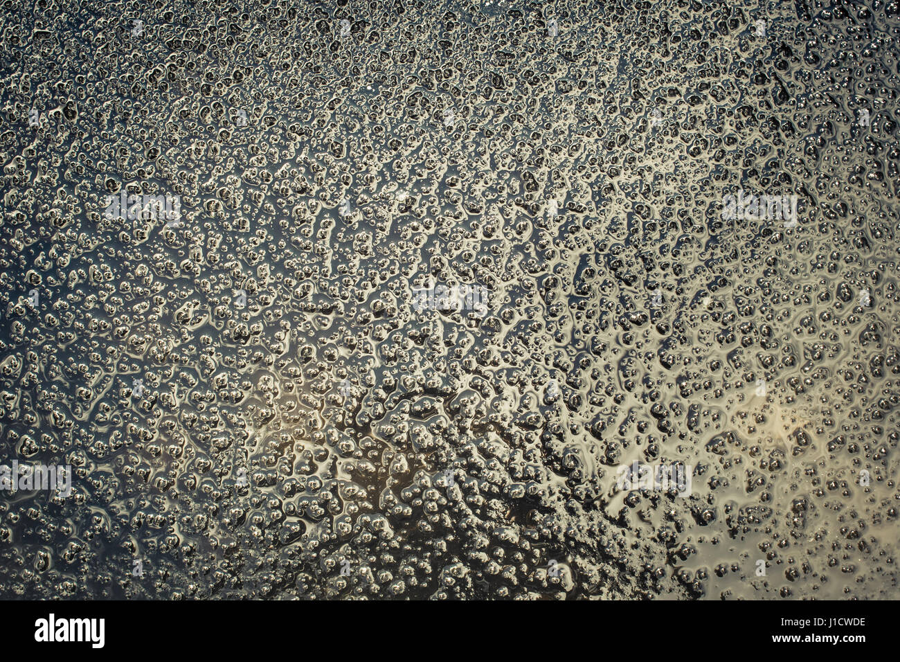 Ghiaccio di sottofondo bellissima dopo un pesante frost. un sacco di frozen bolle di ossigeno Foto Stock