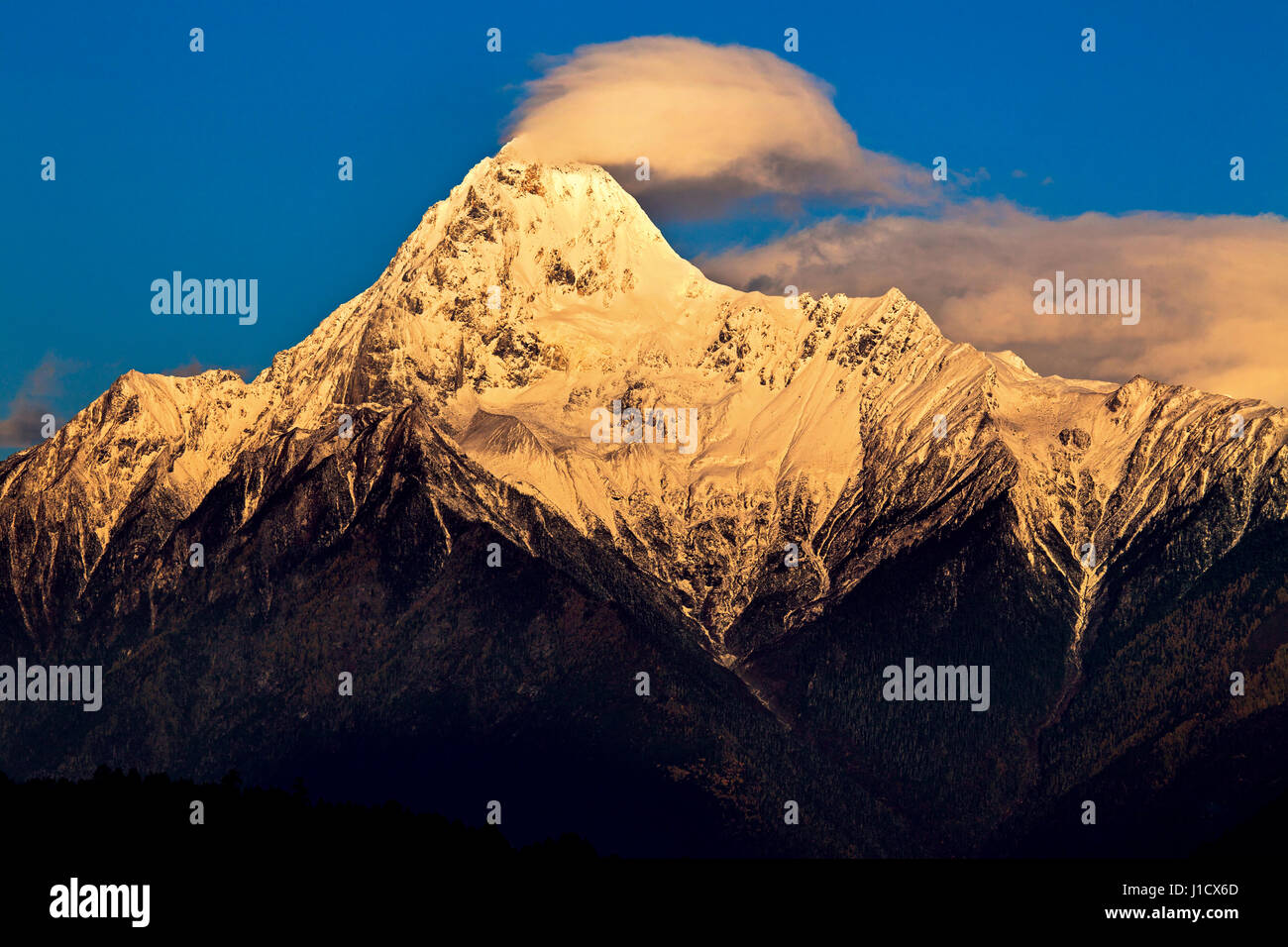 La neve montagne della Contea Bomi in Tibet Foto Stock