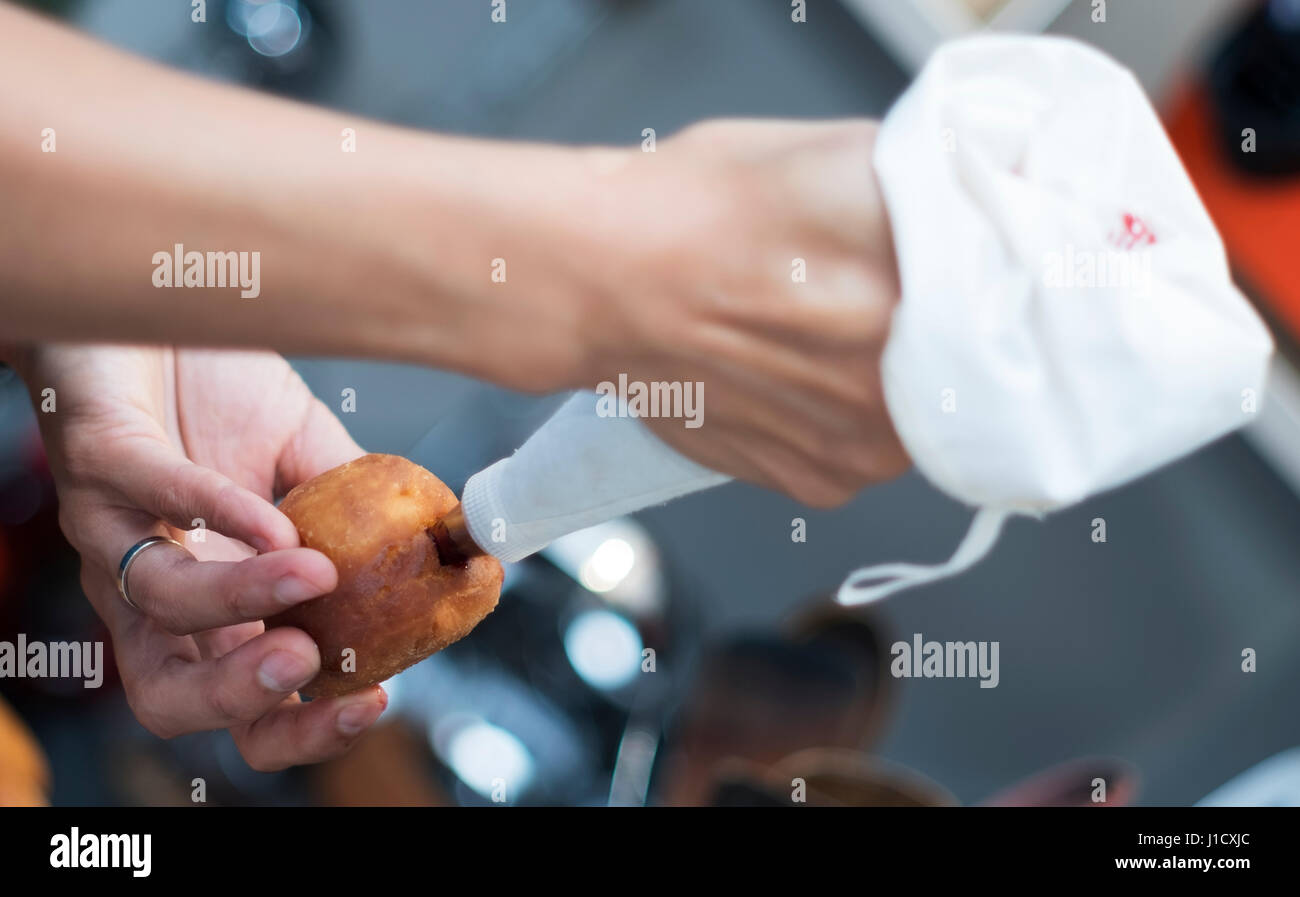 Il riempimento fatti a mano le ciambelle Foto Stock