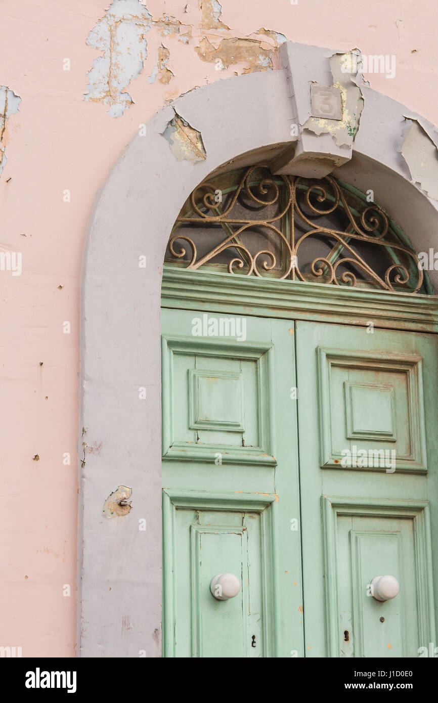 Abbandonato color pastello porta con pareti scrostate. Foto Stock