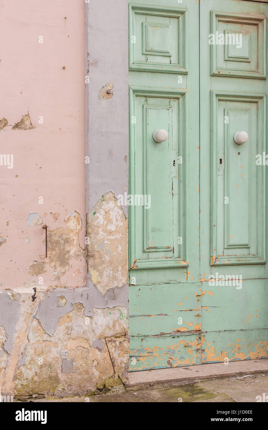 Abbandonato color pastello porta con pareti scrostate. Foto Stock