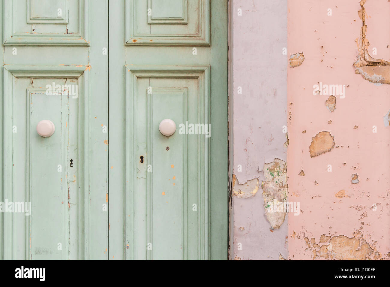 Abbandonato color pastello porta con pareti scrostate. Foto Stock