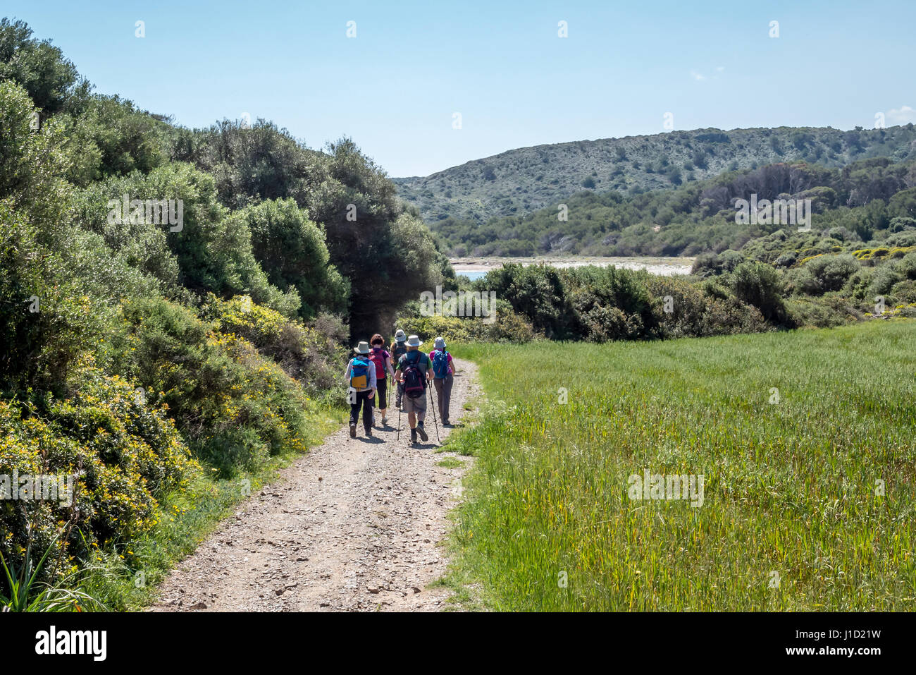 Walkers sul Cami de Cavalls sentiero costiero in Menorca Foto Stock