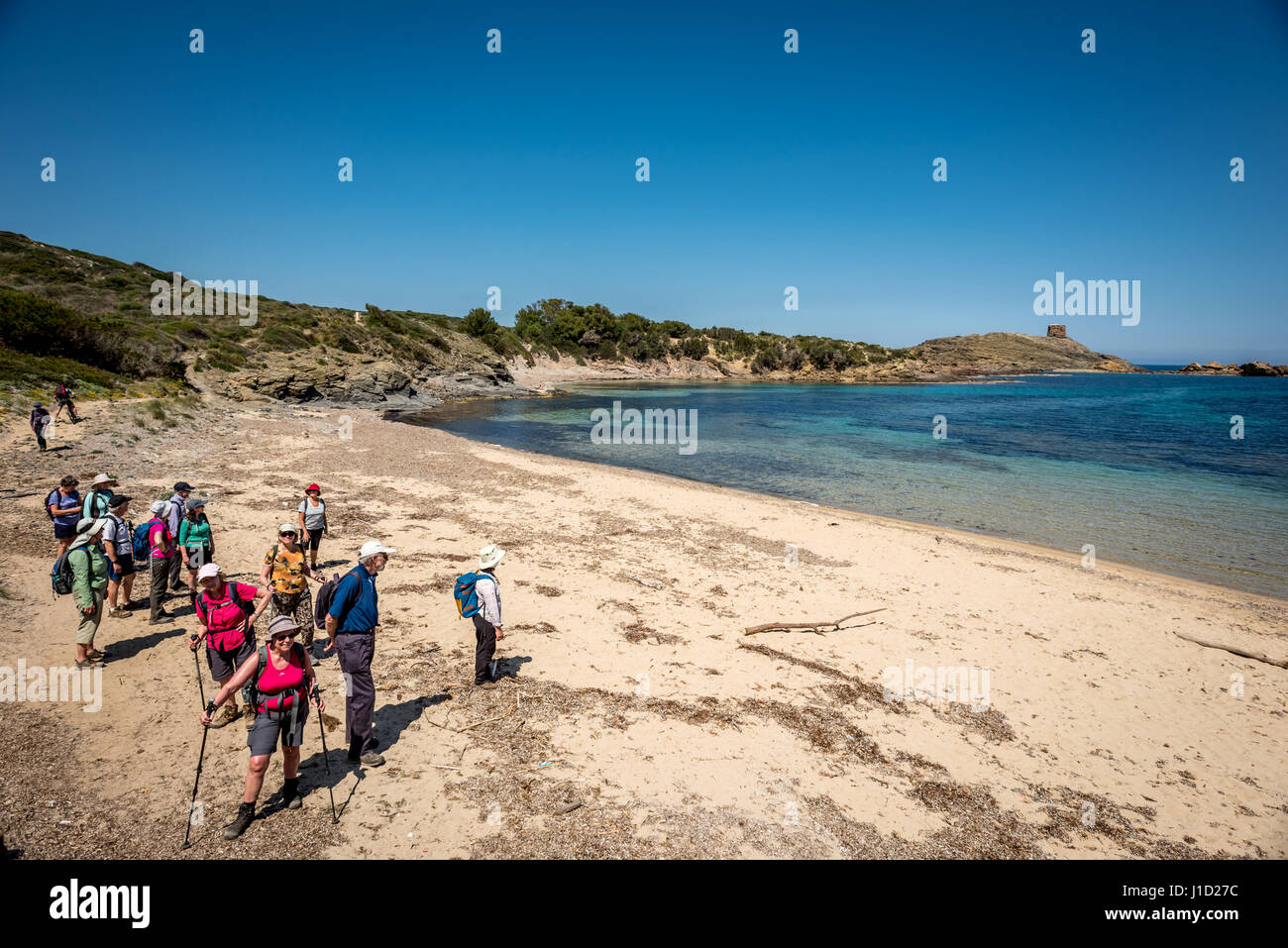 Walkers sul Cami de Cavalls sentiero costiero in Menorca Foto Stock