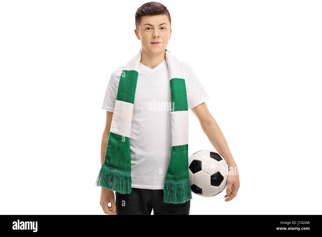 Teenage tifoso di calcio con una sciarpa e un isolato di calcio su sfondo bianco Foto Stock