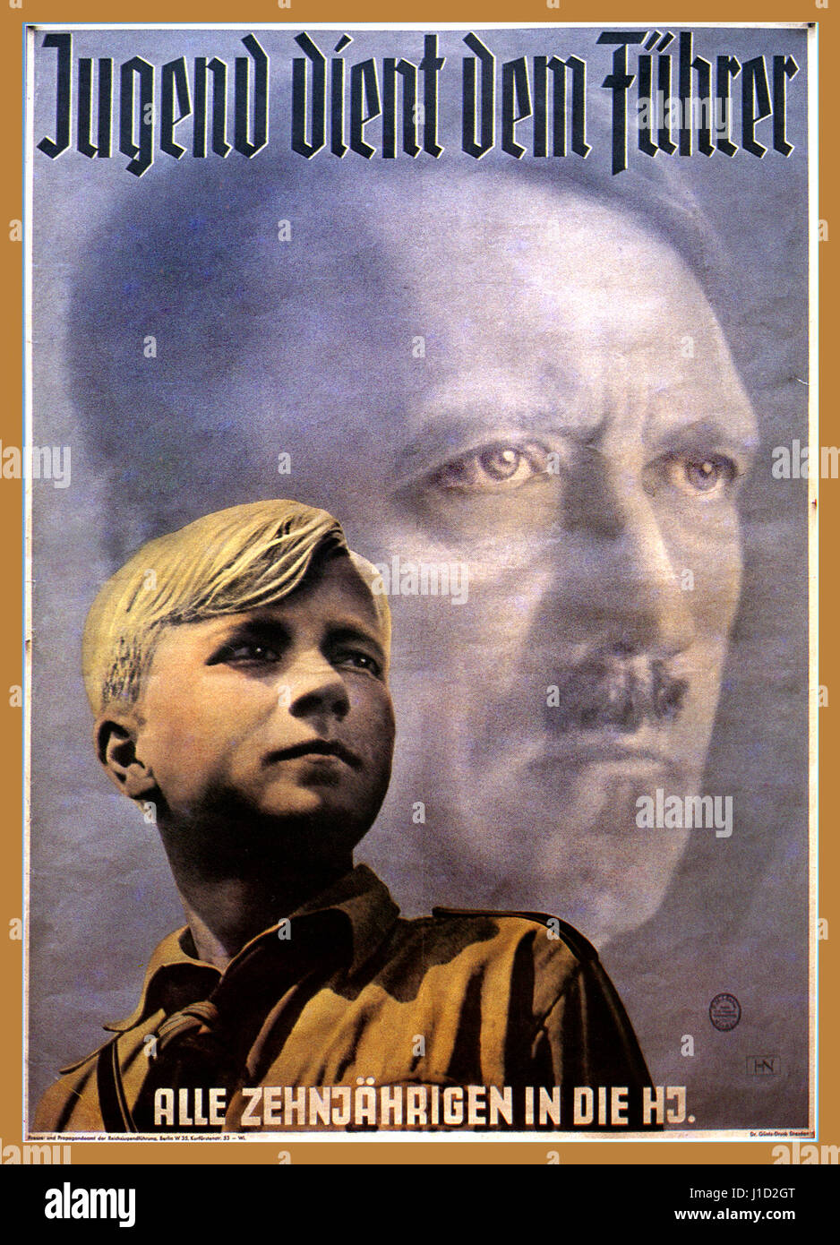 Gioventù Hitleriana propaganda nazista VINTAGE NSDAP POSTER 1930 Adolf Hitler e giovani 8-12 anni ragazzo di Aryan illustrazione nazista tedesco propaganda di reclutamento poster per 'Hitler Jugend" "Gioventù Hitleriana serve il Leader" Terzo Reich in Germania artista Hein Neuner Foto Stock