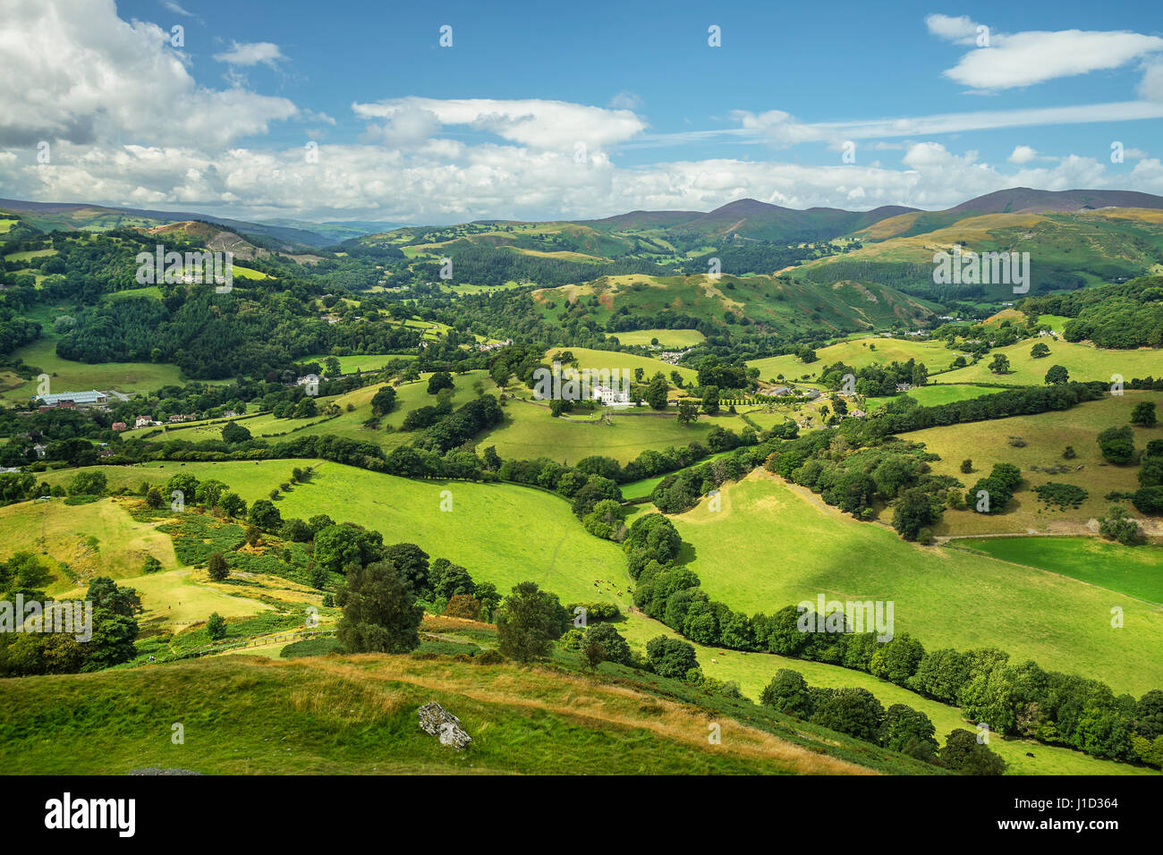Vista guardando ad ovest da Castell Dinas Bran vicino a Llangollen lungo il fiume Dee valley con Maesyrychen Montagna e montagna Llantysilio sulla destra Foto Stock