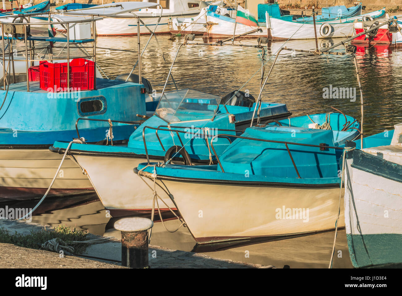 Barche da pesca dopo la pesca sulla banchina del porto di Sozopol, Bulgaria. Foto Stock