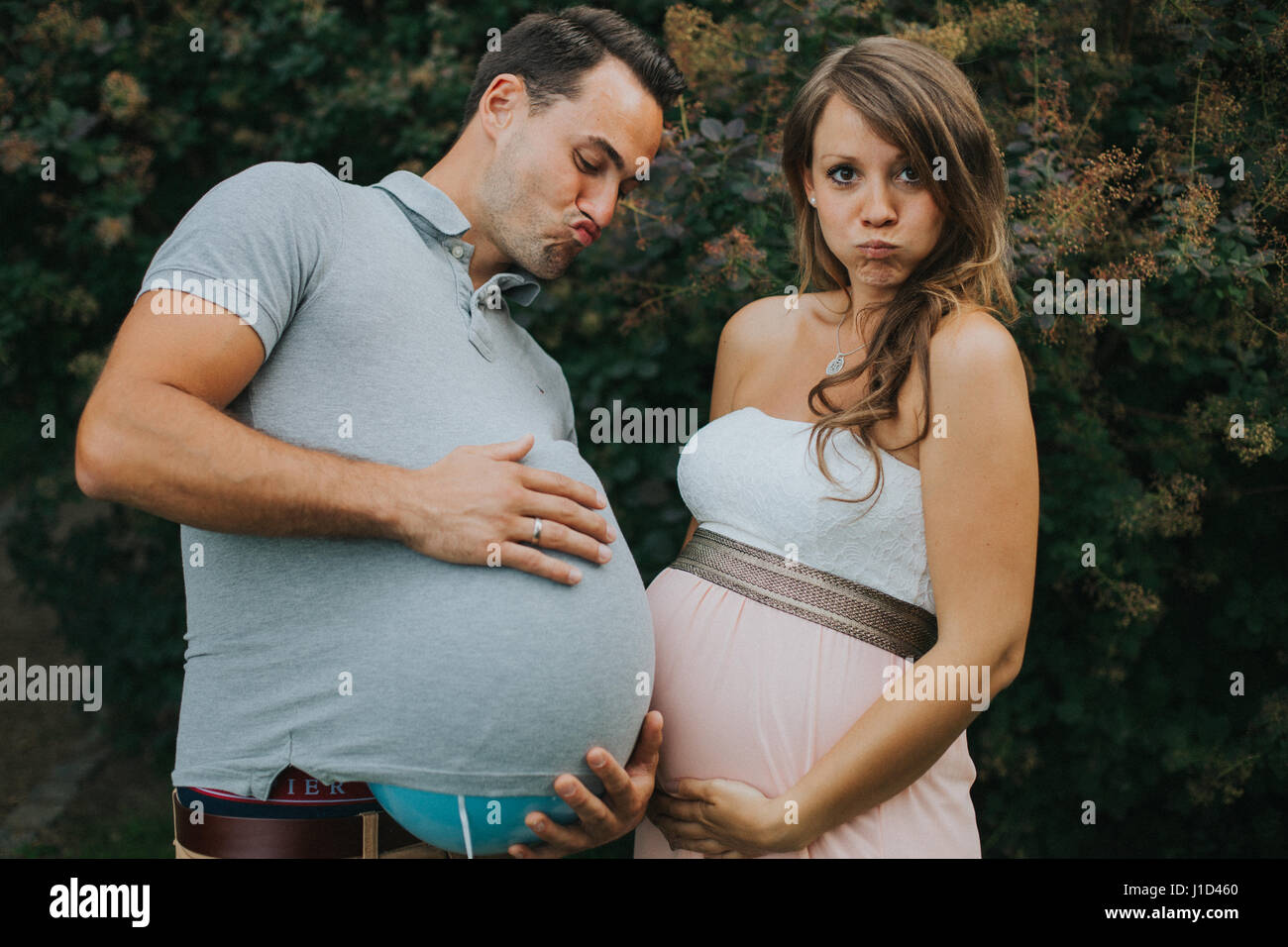 Presto--essere-genitori mostrano il loro amore Foto Stock