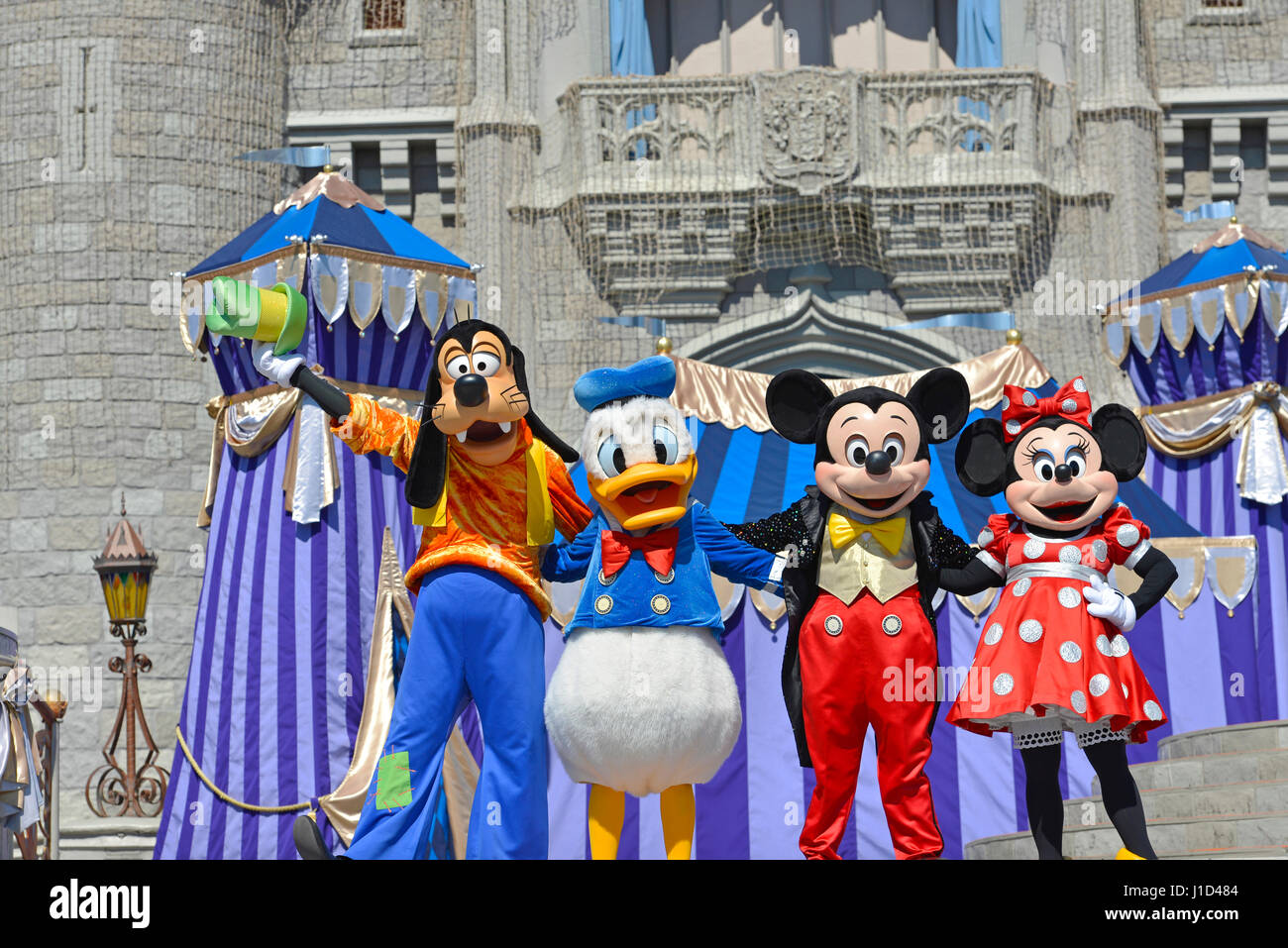 I personaggi Disney, Mickey Minnie Pippo Donald Duck, il Castello di Cenerentola al Magic Kingdom, Disney World Resort di Orlando, Florida Foto Stock