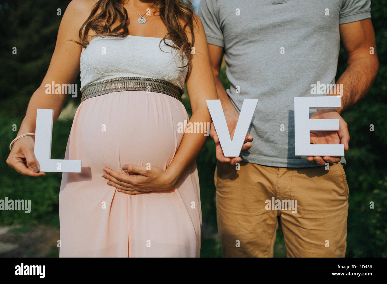 Presto--essere-genitori mostrano il loro amore Foto Stock