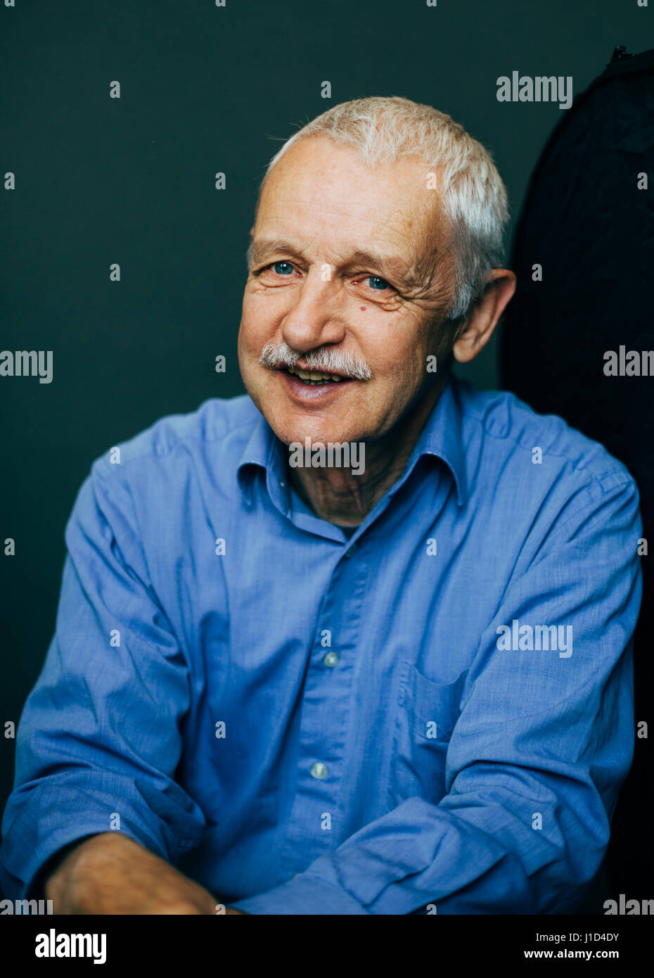 uomo anziano sorridente Foto Stock