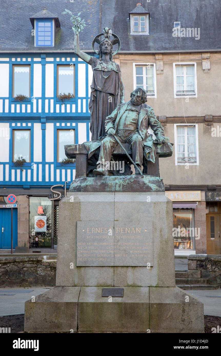 Statua di Ernest Renan e dea greca Athena in Tréguier town square, Francia - Nel 1903 una polemica importante accompagnato l'installazione di un monume Foto Stock