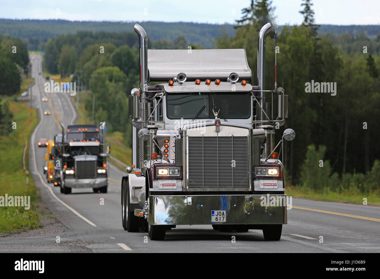 IKAALINEN, Finlandia - 11 agosto 2016: Classic Kenworth W900B semi si muove lungo la panoramica strada statale come parte del convoglio di camion che per l'annuale evento di autotrasporti Foto Stock