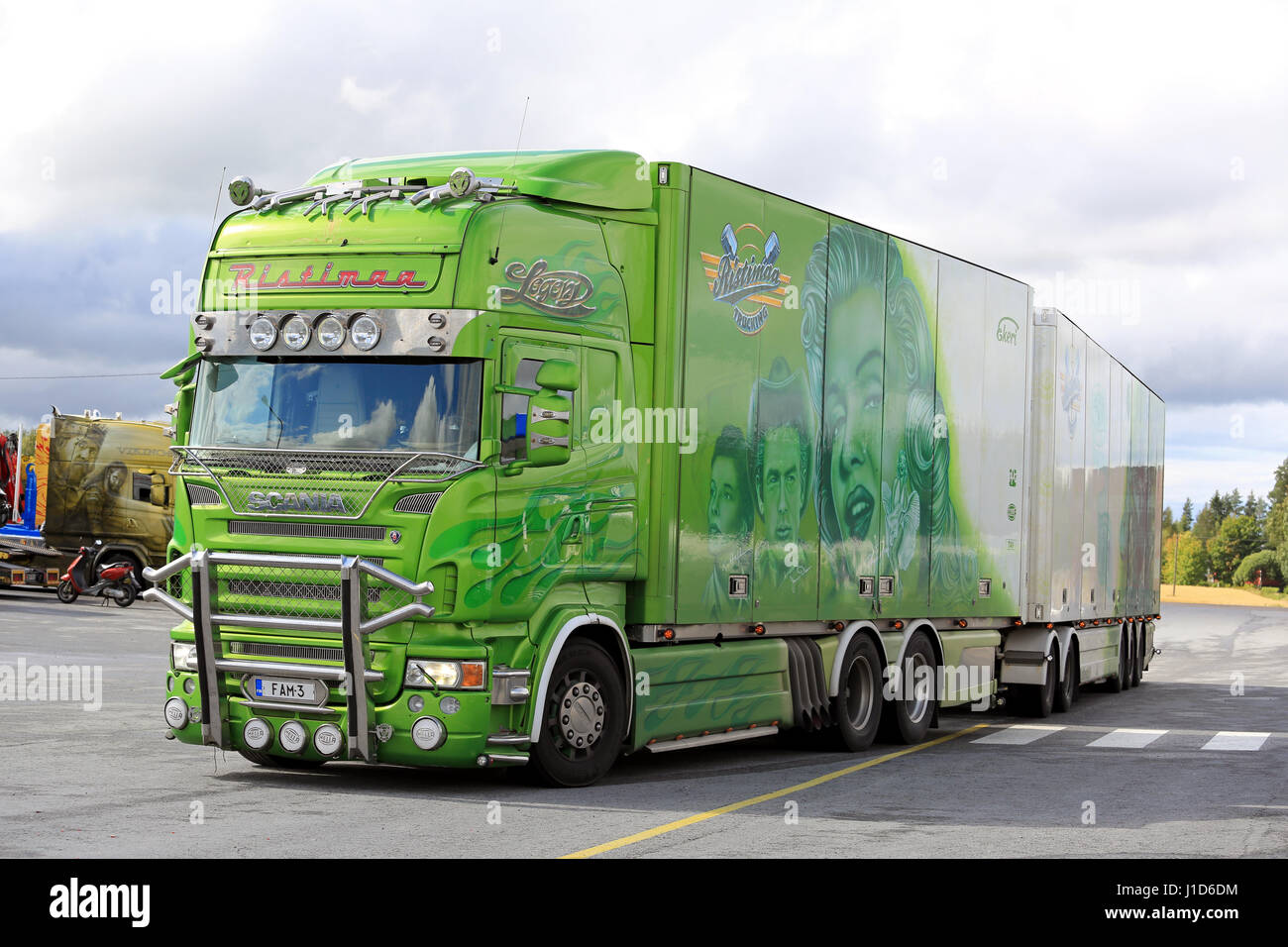 JALASJARVI, Finlandia - 11 agosto 2016: verde lime Scania R500 anno 2008 Leggenda di autotrasporti Ristimaa visite Jalasjarvi arresto carrello. Foto Stock