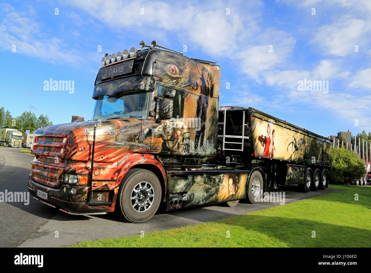 ALAHARMA, Finlandia - 12 agosto 2016: Personalizzato Scania T580 Resident Evil di J Davis con elaborati artwork vince il Best in Show categoria sul carrello di alimentazione Foto Stock