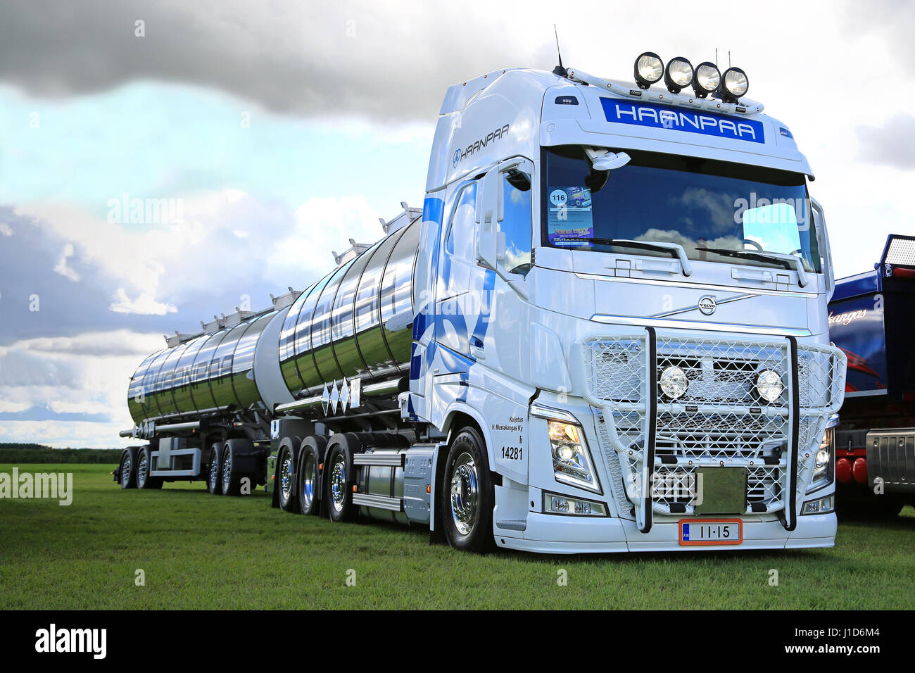 ALAHARMA, Finlandia - 12 agosto 2016: Bianco Volvo FH540 anno 2015 per trasporto alla rinfusa di H Mustakangas con luci su visualizzato sull'autotrasporto annuale e Foto Stock