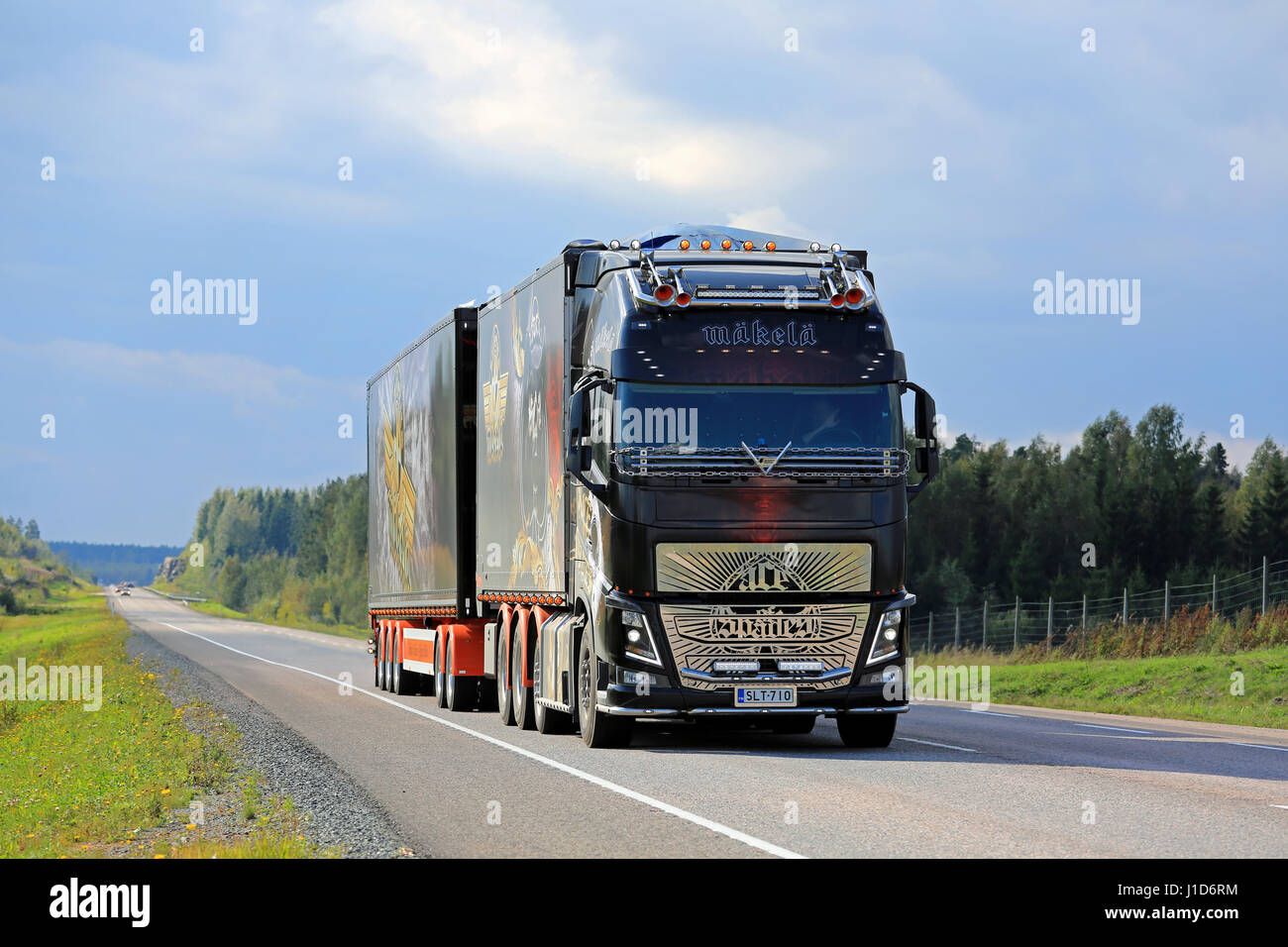 ORIVESI, Finlandia - 1 Settembre 2016: Il specatular Visualizza carrello Volvo FH16 asso di picche muovendosi lungo la strada in Finlandia centrale sotto il buio cielo nuvoloso. Foto Stock