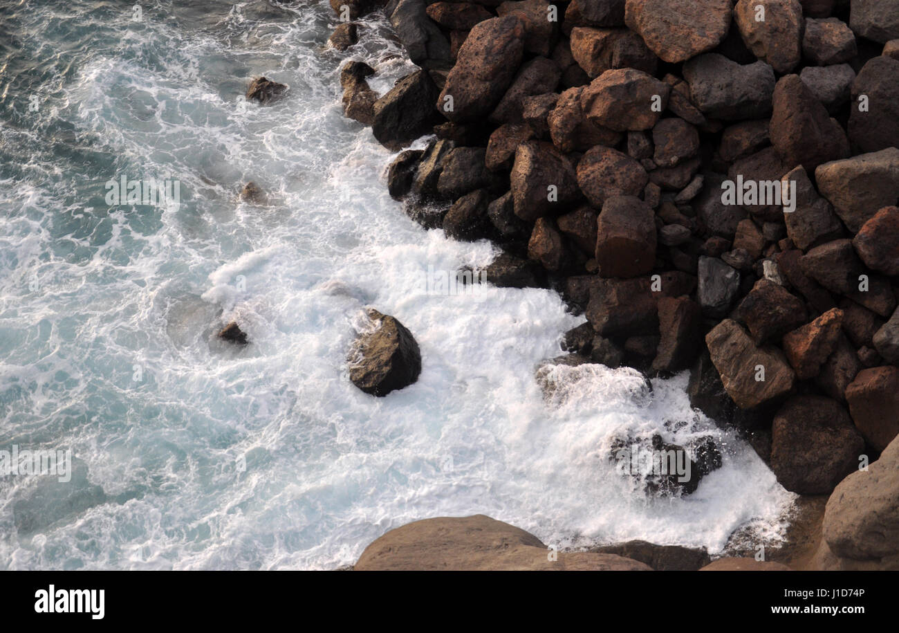 Acqua Splash - oceano Atlantico onde che si infrangono sugli scogli e le rocce su gran canaria isole Canarie in Spagna Foto Stock