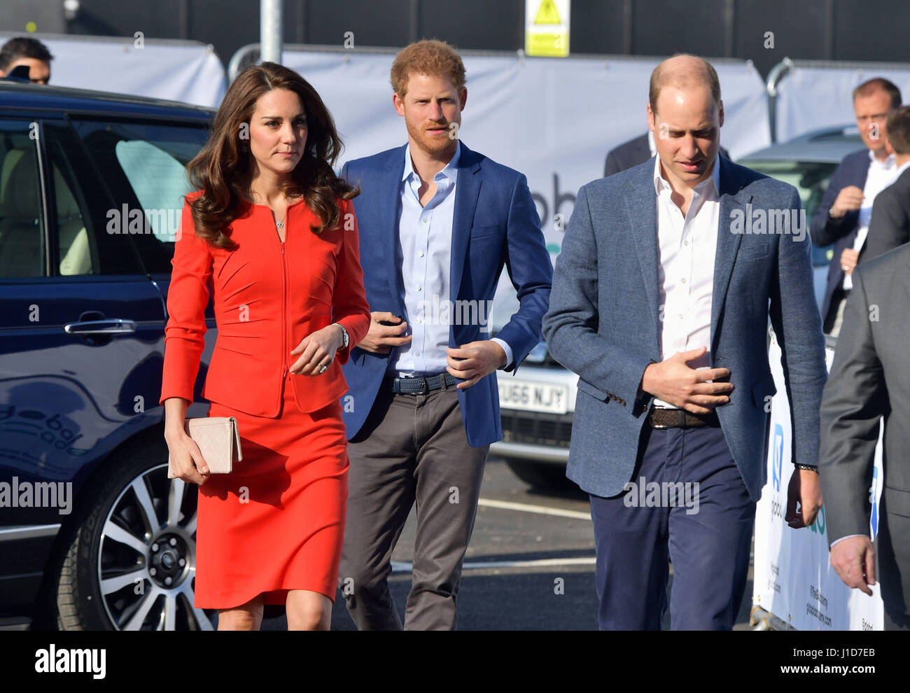 Il Duca e la Duchessa di Cambridge e il principe Harry arrivare ad aprire il Global Academy di Hayes, Londra, a sostegno dei capi insieme campagna. Foto Stock