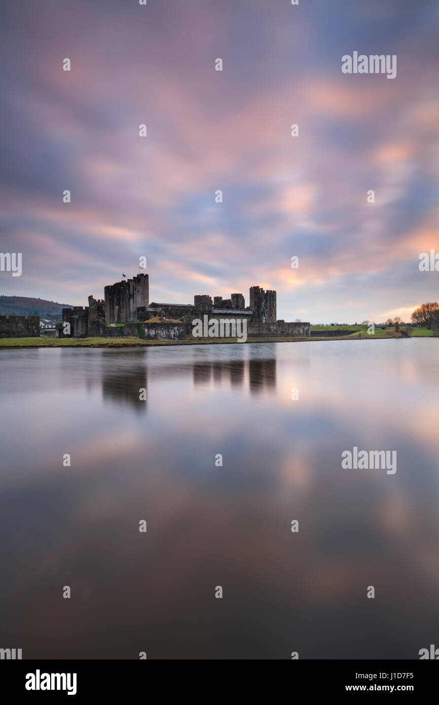 Castello di Caerphilly catturati al tramonto Foto Stock