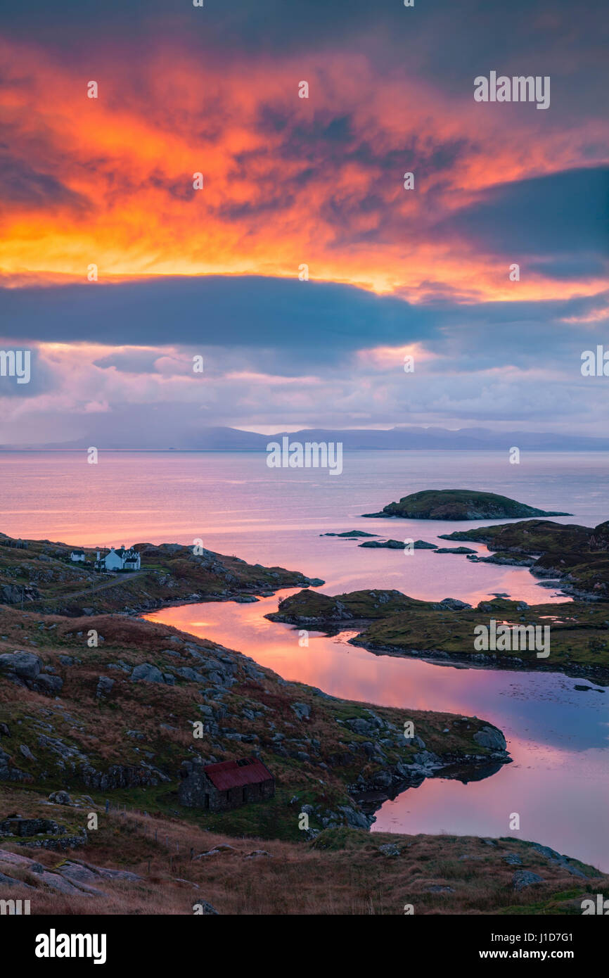 Sunrise sopra loch ob leasiad sull'Isle of Harris con l'isola di Skye in distanza Foto Stock