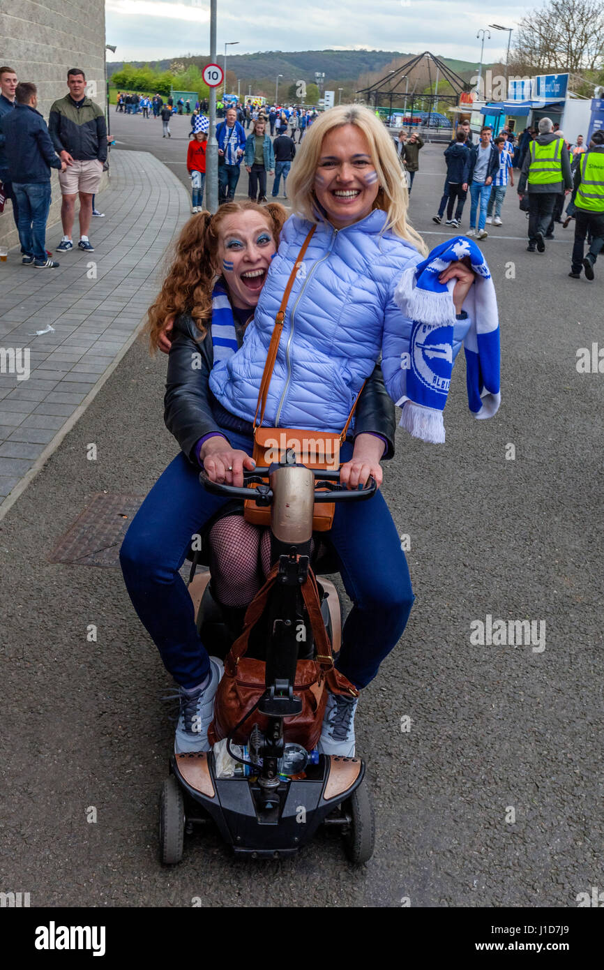 Due femmina Brighton e Hove Albion sostenitori per celebrare il Club di promozione per la Premier League, la amex Stadium, Brighton, Sussex, Regno Unito Foto Stock