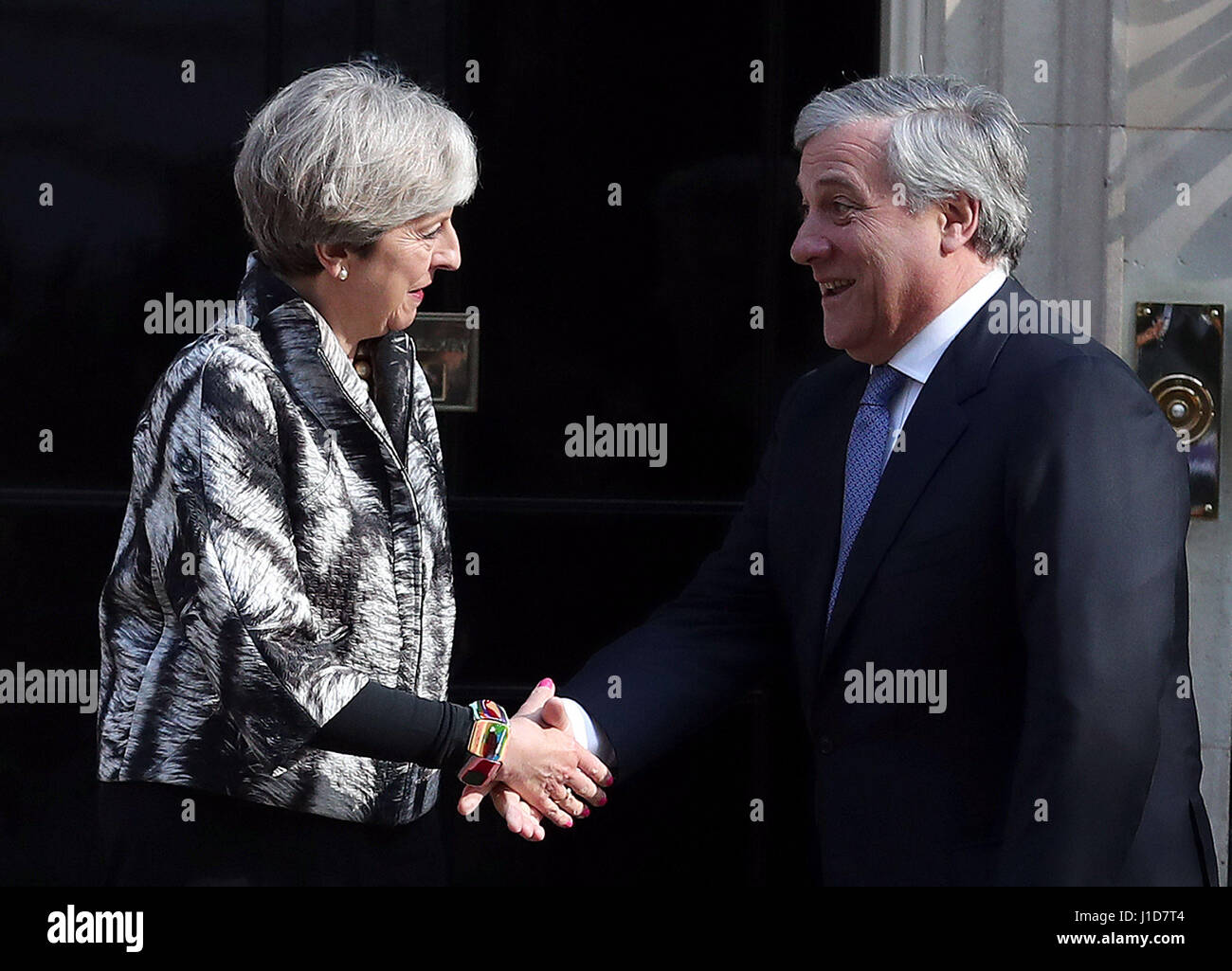 Il primo ministro Theresa Maggio saluta il presidente del Parlamento europeo Antonio Tajani al 10 di Downing Street a Londra. Foto Stock