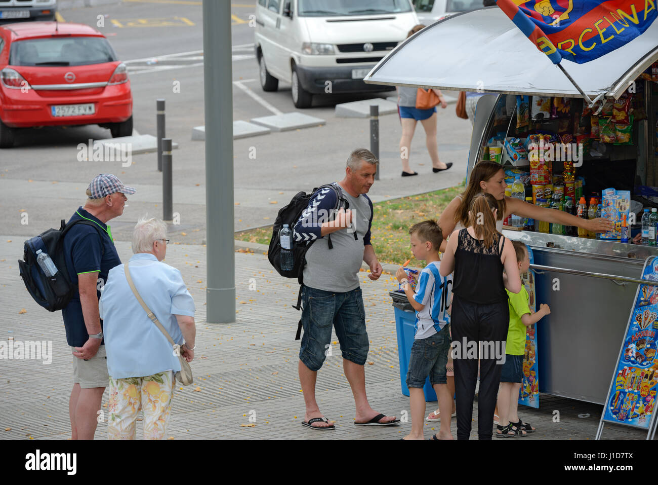 I turisti sono acquistare spuntini in concessione sostare sulla strada di Barcellona, in Catalogna, Spagna. Foto Stock