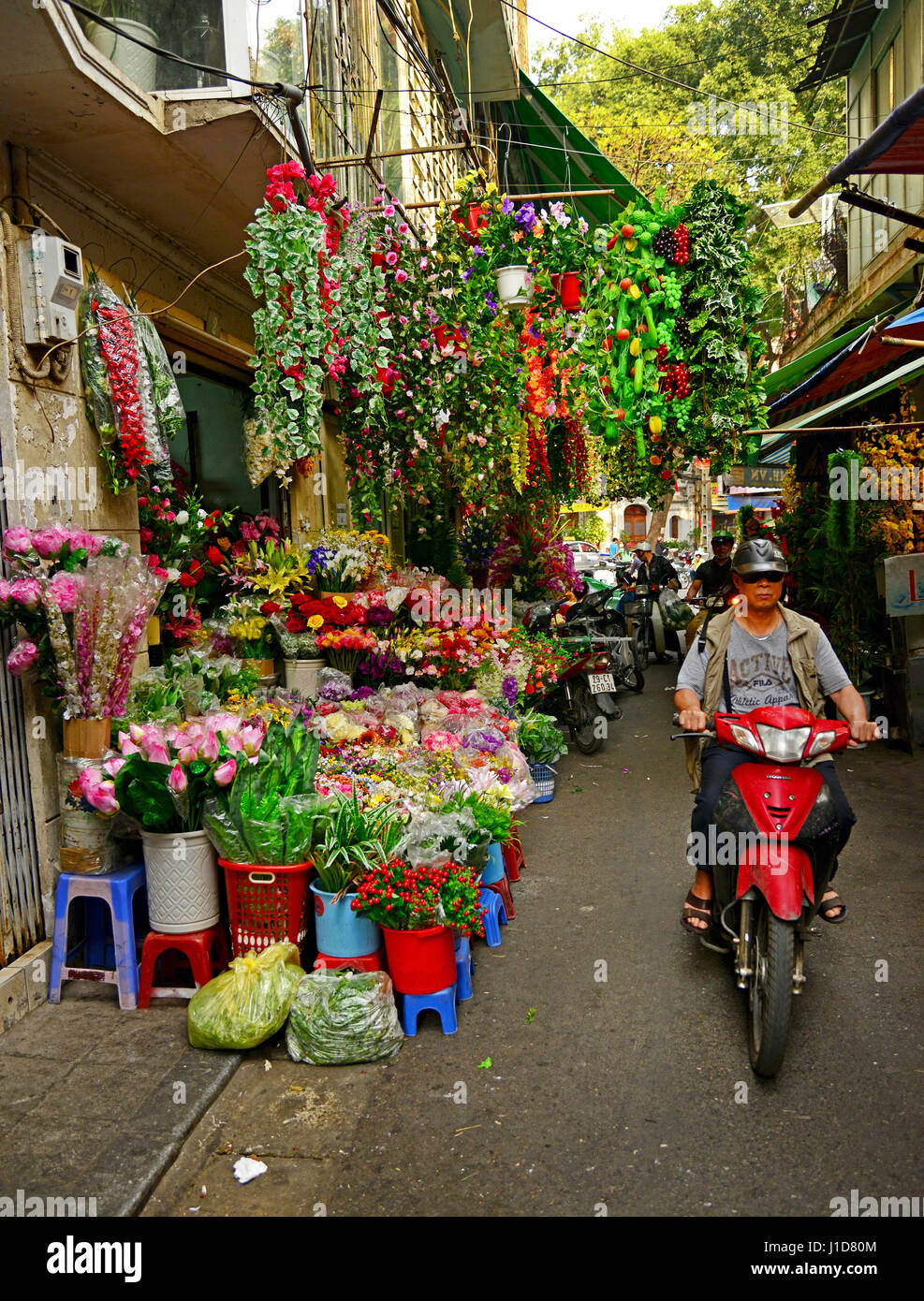 Strada di commercianti e venditori ambulanti vendono cappelli, ortofrutticoli, prodotti di pulizia, vivendo per le strade di Hanoi, Vietman Foto Stock