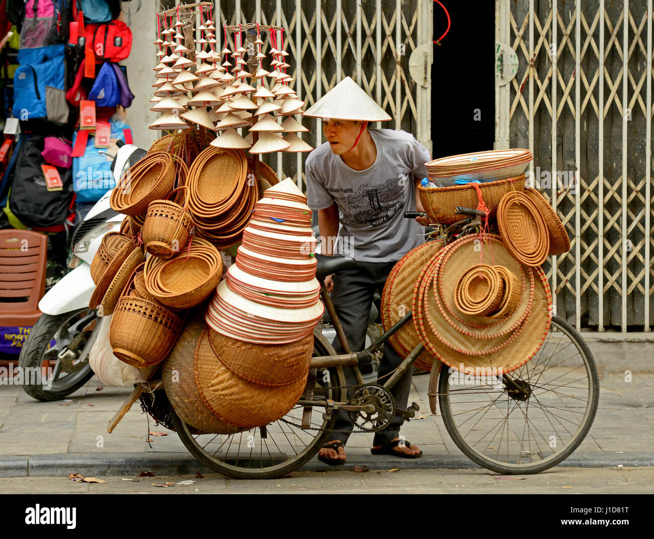Strada di commercianti e venditori ambulanti vendono cappelli, ortofrutticoli, prodotti di pulizia, vivendo per le strade di Hanoi, Vietman Foto Stock