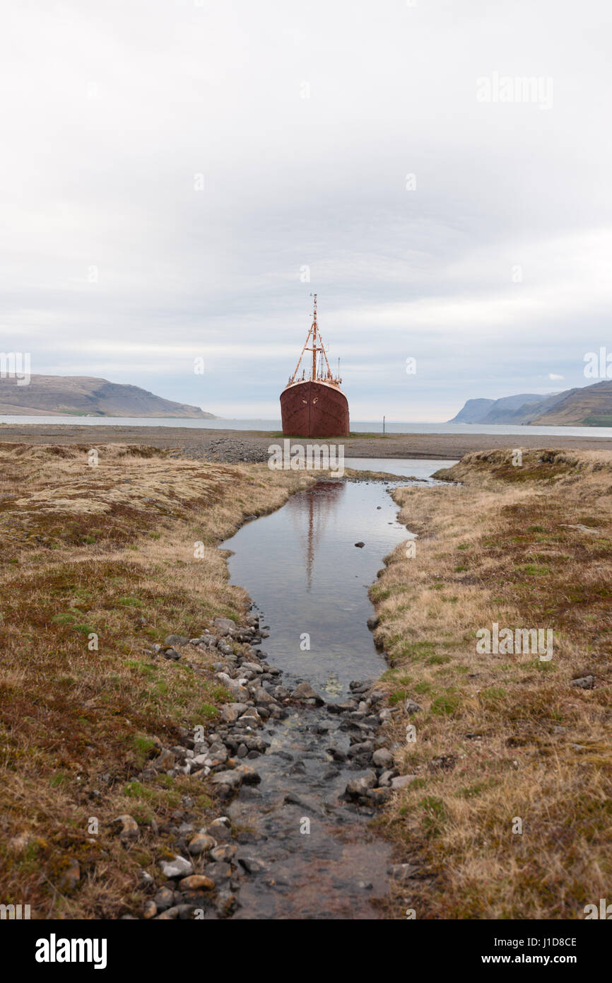Nave,relitto sulla spiaggia di Petreksfjoerdur, Nord-Ovest Islanda, Nord Europa Foto Stock