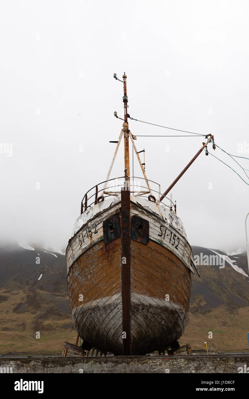 Nave,relitto sulla spiaggia di Petreksfjoerdur, Nord-Ovest Islanda, Nord Europa Foto Stock