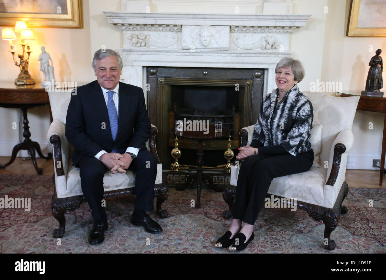 Il Presidente del Parlamento europeo Antonio Tajani a parlare con il Primo Ministro Theresa Maggio in occasione di un incontro a 10 Downing Street, Londra. Foto Stock