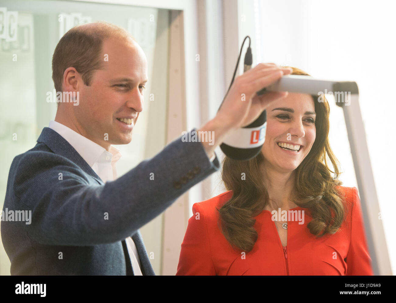 Il Duca e la Duchessa di Cambridge in uno studio radio durante una visita per aprire il Global Academy di Hayes, Londra, a sostegno dei capi insieme campagna. Foto Stock