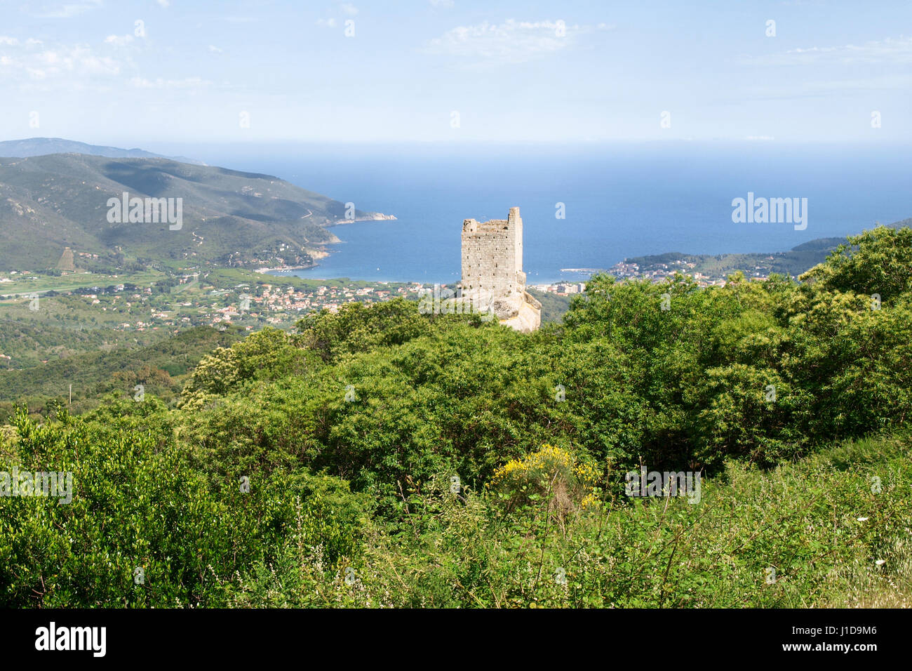 Elba, Italia: Torre di Sant'Ilario e vista su Marina di Campo. Foto Stock