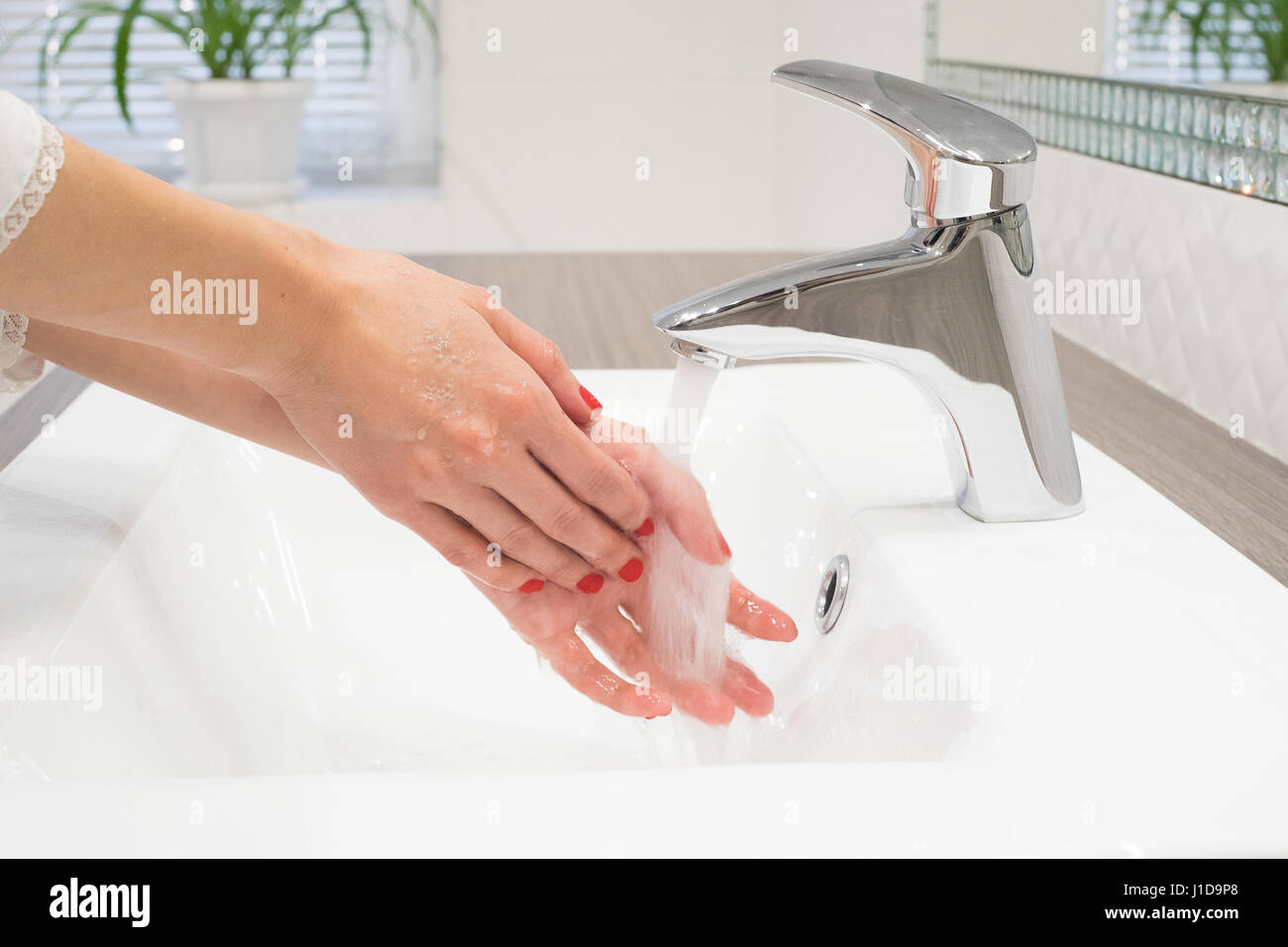 Il lavaggio delle mani con sapone con acqua Foto Stock