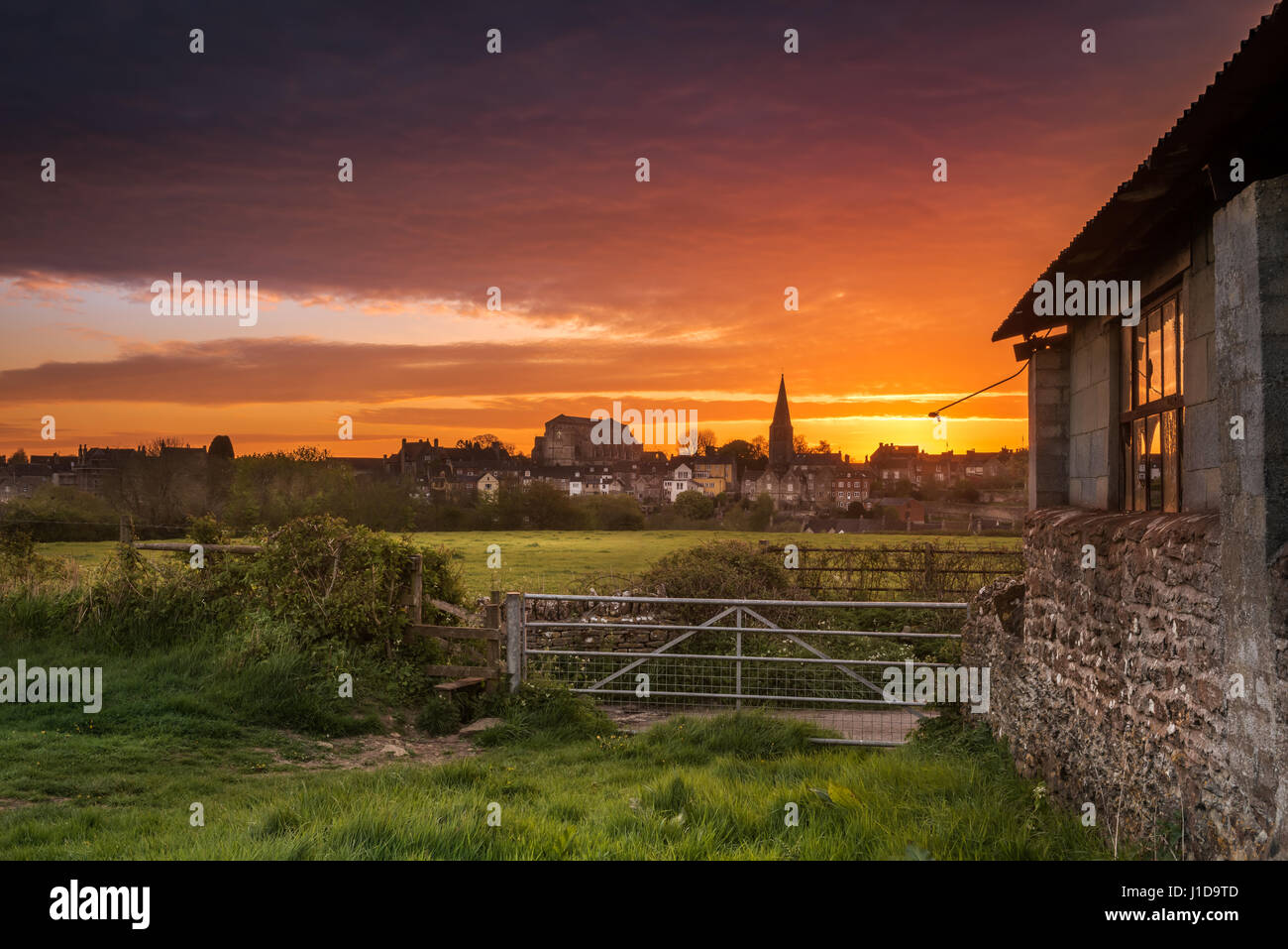 Regno Unito - Previsioni del tempo - Dopo una notte fredda in aprile, un bel mattino cielo si illumina di rosso al di sopra del Wiltshire città mercato di Malmesbury. Foto Stock