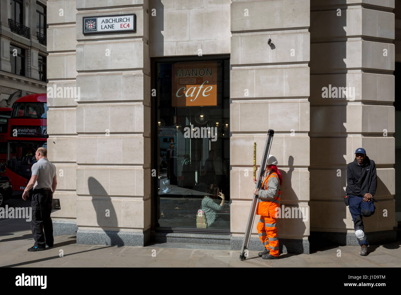 Un geometra opere nella città di Londra, capitale del distretto finanziario noto anche come Square Mile, il 6 aprile 2017, a Londra, in Inghilterra. Foto Stock