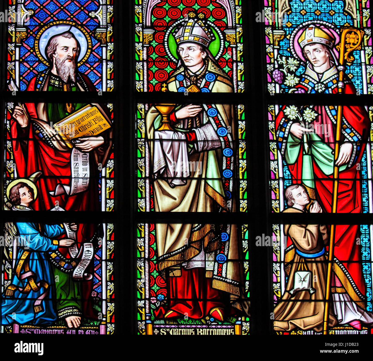 Vetro colorato nella chiesa della Madonna di Sablon a Bruxelles, Belgio, raffiguranti santi cattolici Foto Stock