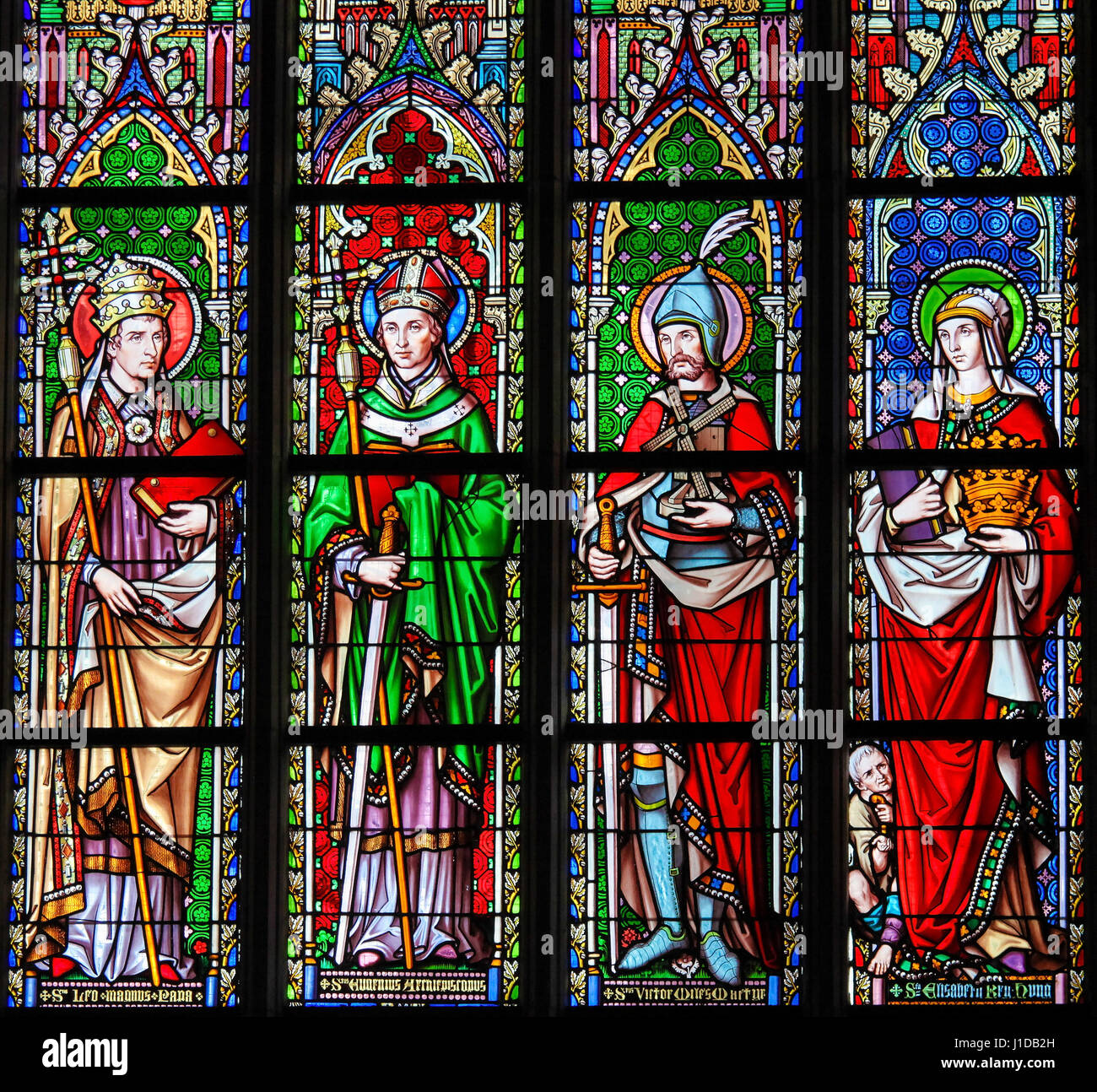 Vetro colorato nella chiesa della Madonna di Sablon a Bruxelles, Belgio, raffiguranti santi cattolici Foto Stock