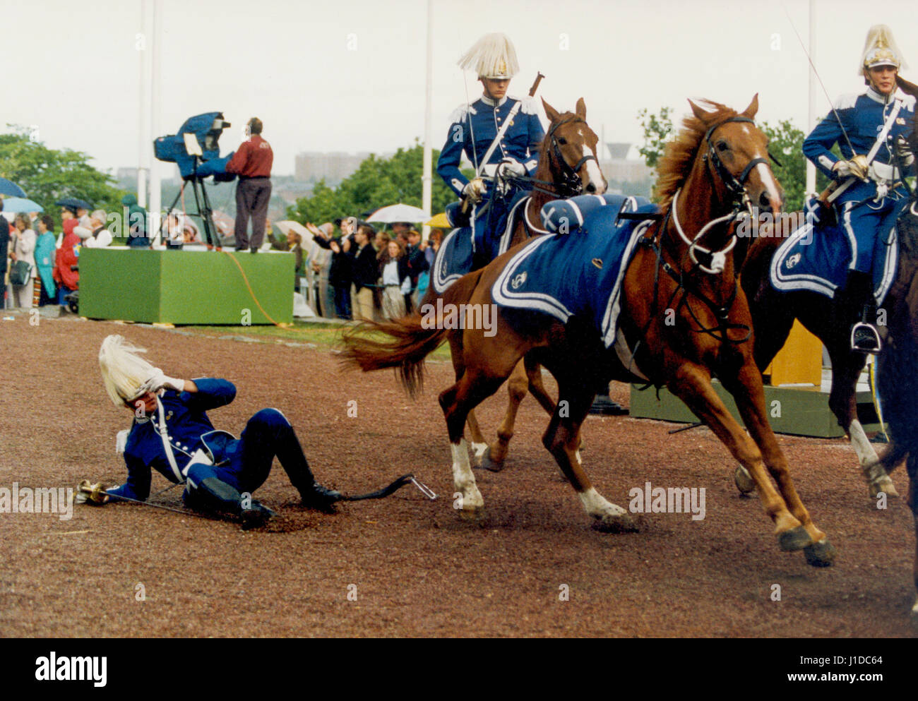 CAVALRYMAN caduta del suo cavallo quando la staffa si spegne 1993 Foto Stock