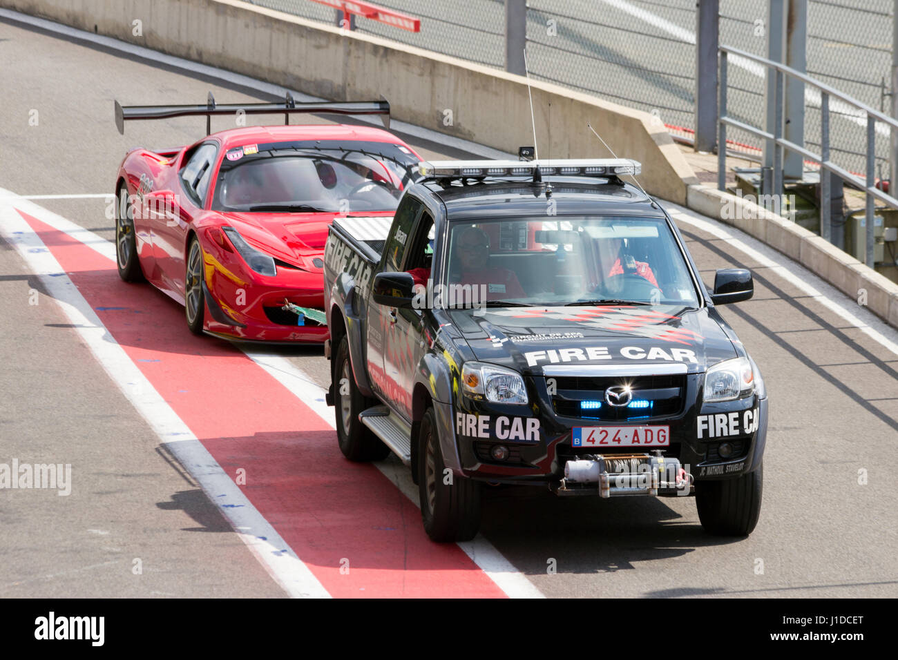 SPA, Belgio - Agosto 5, 2014: una Ferrari è trainato da una Safety Car di Spa-Francorchamps gara il circuito belga di Spa. Foto Stock