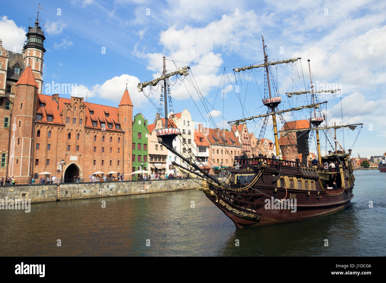 GDANSK, Polonia - 21 agosto 2014: Galeon Lew crociera in arrivo presso la città di Gdansk. La città è la capitale storica della Pomerania polacca con mediev Foto Stock