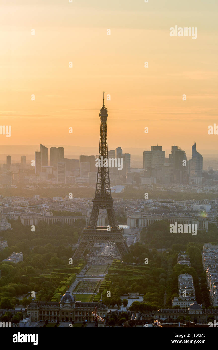 Vista al tramonto sulla torre Eiffel e lo skyline di Parigi, Francia Foto Stock