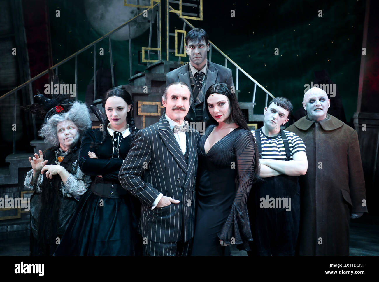 (Da sinistra) Valda Aviks come nonna Addams, Carrie speranza Fletcher come Mercoledì, Cameron Blakely come Gomez, Dickon Gough come Lurch, Samantha Womack come Morticia, Grant mcintyre come Pugsley e Les Dennis come Zio Fester, davanti a una prova generale della famiglia Addams musicale, il che rende il suo Regno Unito Premiere al Festival teatrale di Edimburgo prima di imbarcarsi in un tour del Regno Unito. Foto Stock