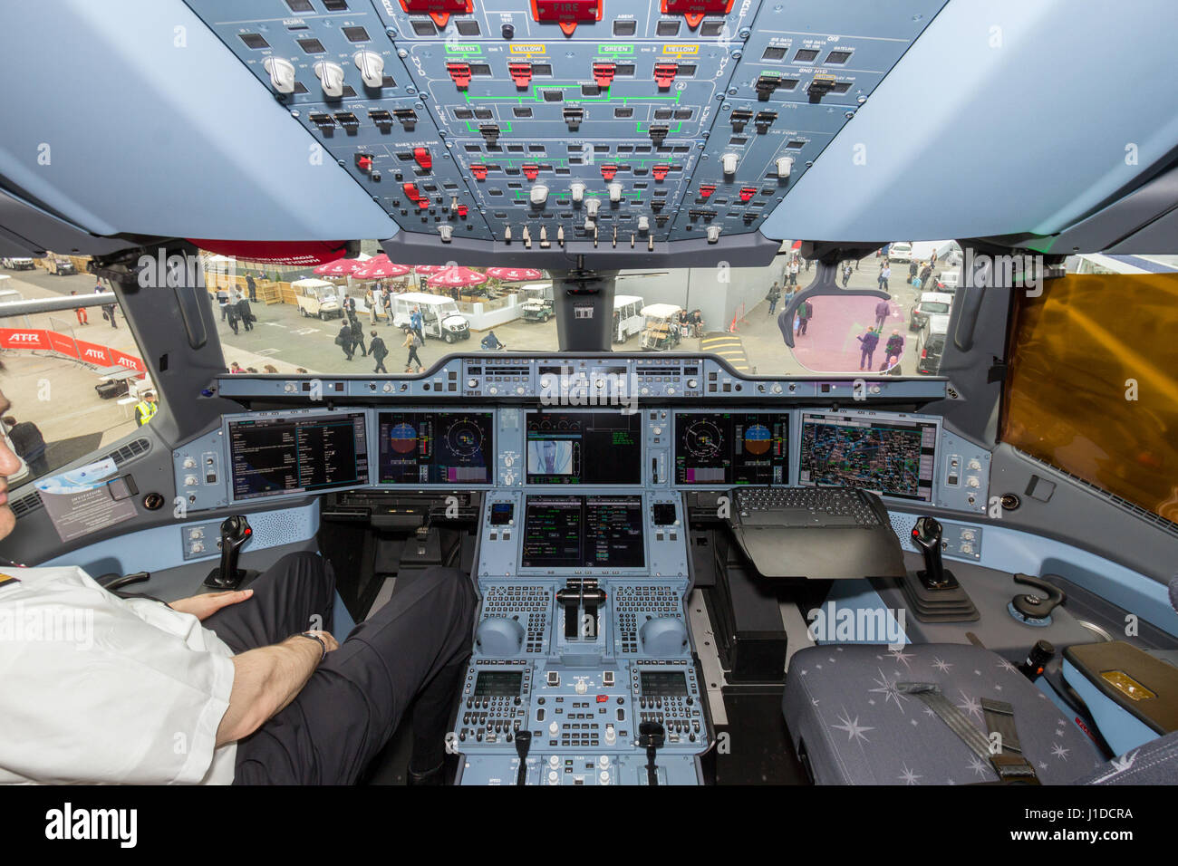 Parigi - LE BOURGET - giu 18, 2015: Qatar Airways Airbus A350 XVB aereo cockpit. Foto Stock
