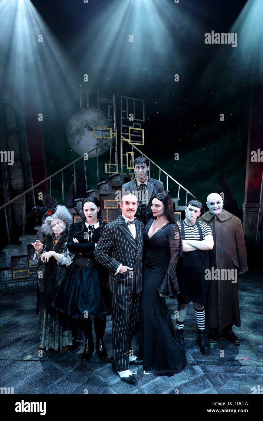 (Da sinistra) Valda Aviks come nonna Addams, Carrie speranza Fletcher come Mercoledì, Cameron Blakely come Gomez, Dickon Gough come Lurch, Samantha Womack come Morticia, Grant mcintyre come Pugsley e Les Dennis come Zio Fester, davanti a una prova generale della famiglia Addams musicale, il che rende il suo Regno Unito Premiere al Festival teatrale di Edimburgo prima di imbarcarsi in un tour del Regno Unito. Foto Stock
