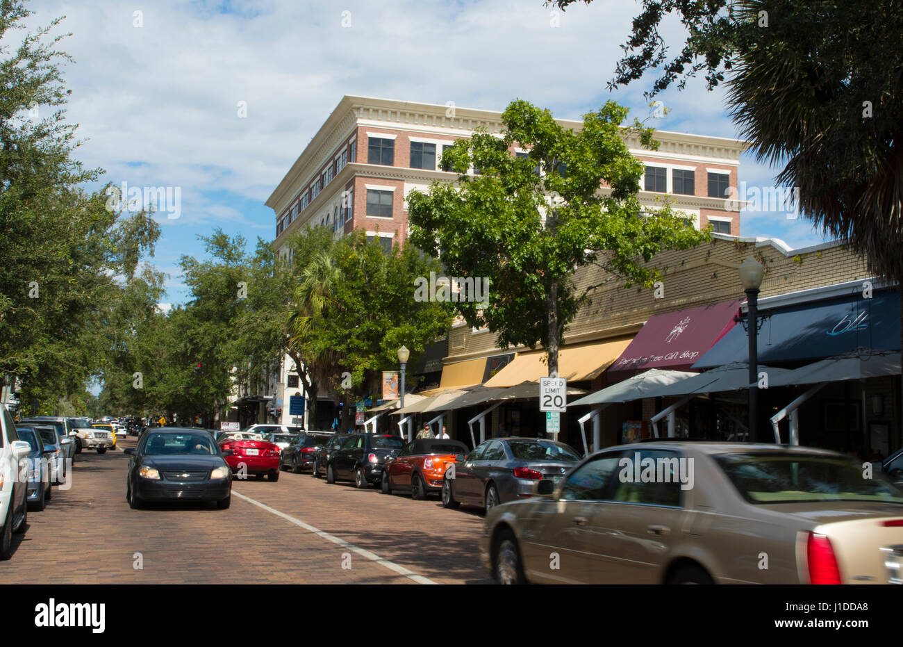 Winter Park Florida Park Avenue traffico e negozi ristoranti e caffetterie in esclusiva shopping di lusso Foto Stock