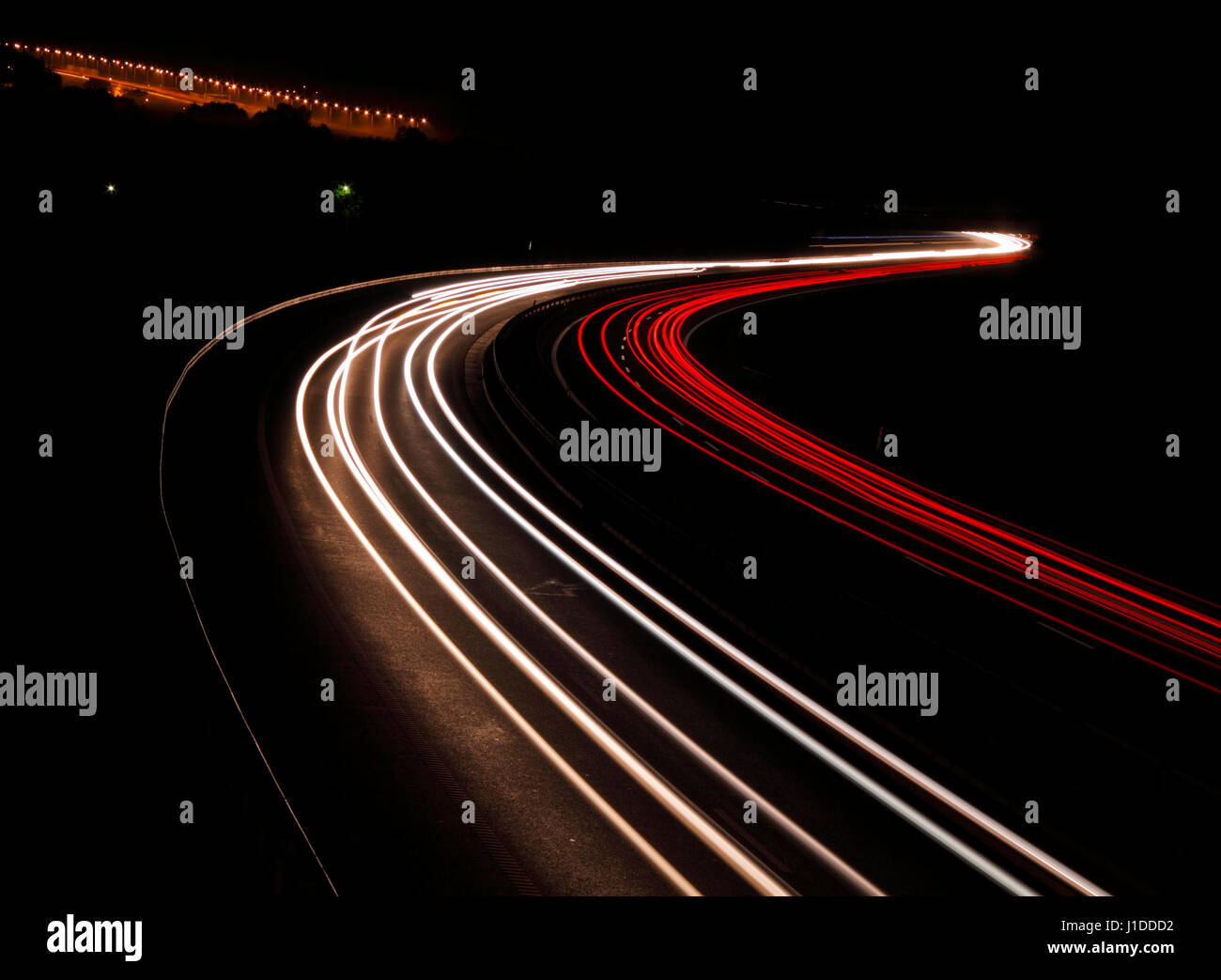 Autostrada con auto sentieri delle luci di notte. Polonia, Swietokrzyskie. Foto Stock
